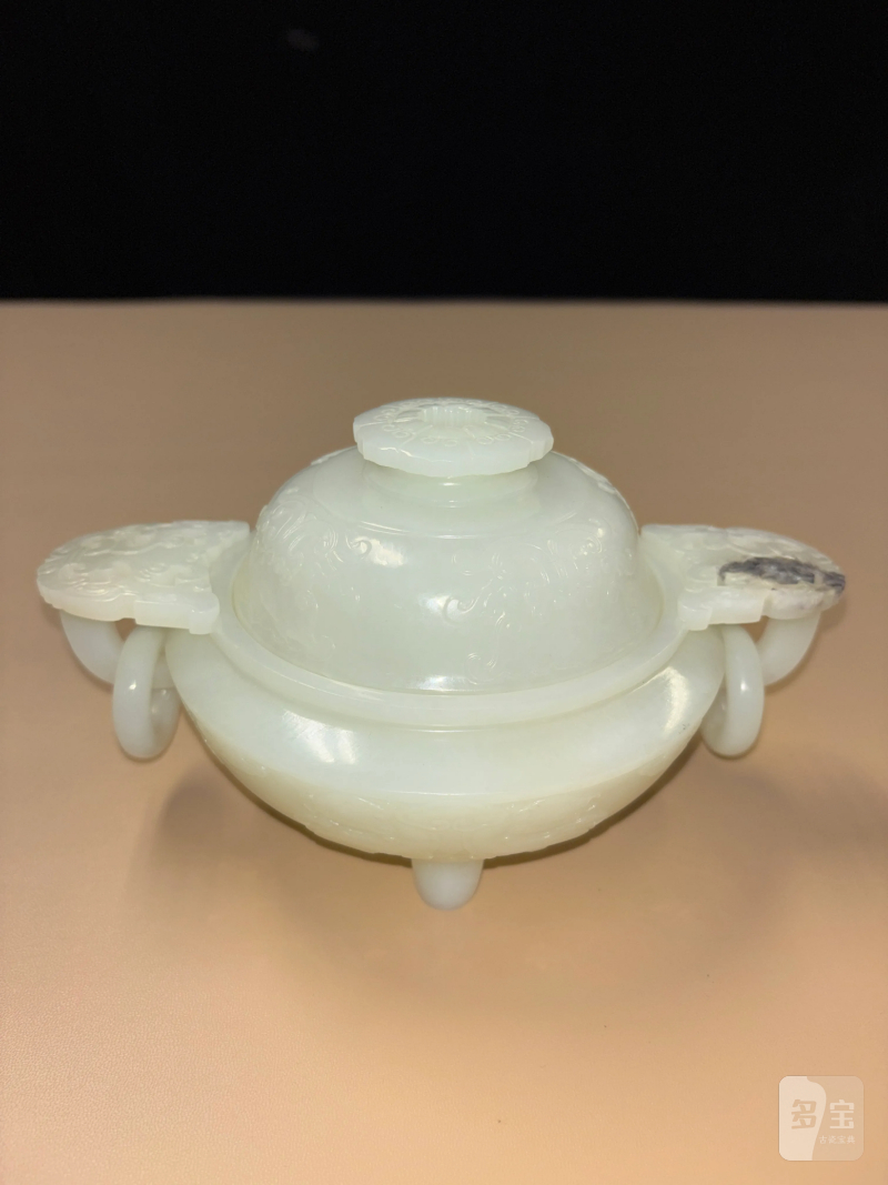 清 白玉饕餮夔龙纹双兽耳连环三足炉 - 图4